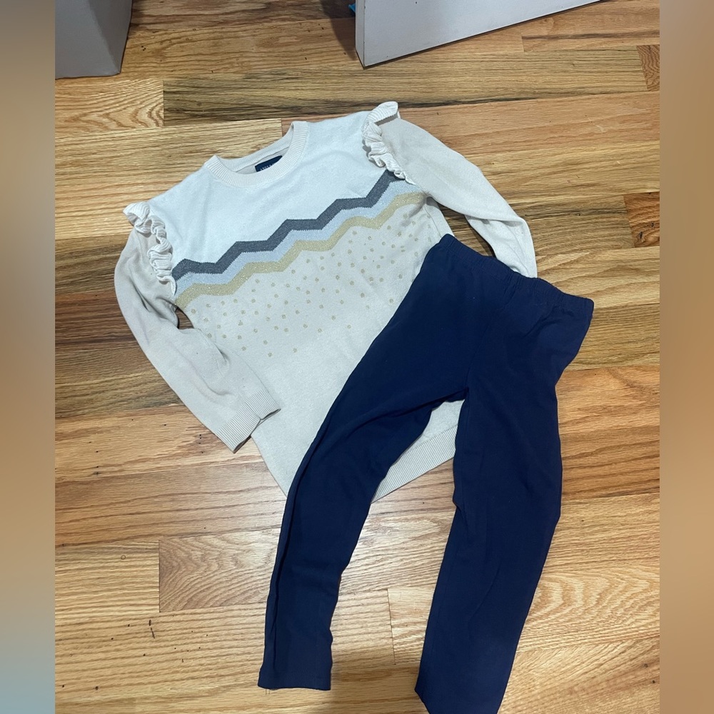 Beautiful matching legging with sweater.